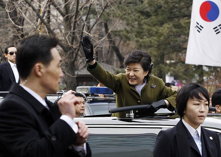 Президент Южной Кореи Пак Кын Хе (в центре)