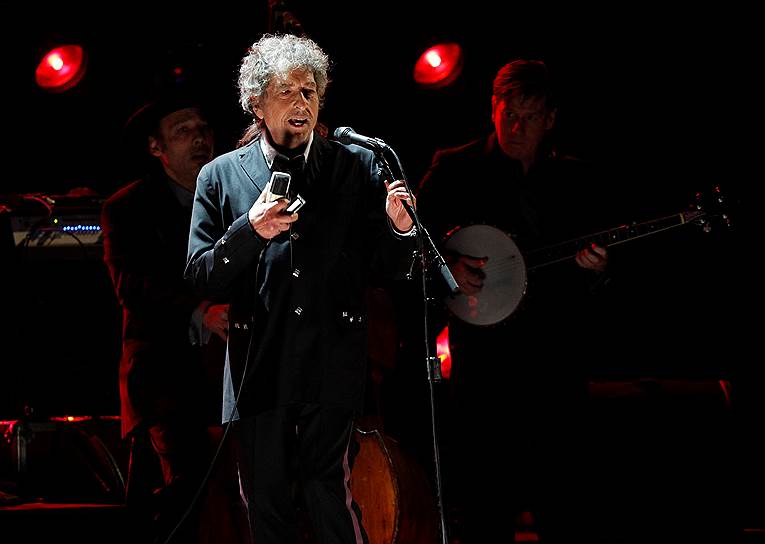 13 октября. Нобелевскую премию по литературе получил американский певец Боб Дилан. Награду ему присудили «за создание новых поэтических выражений в великой американской песенной традиции»