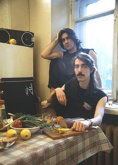 «Жизнь бездонна, а это означает, что мы обязаны парить из всех сил, чтобы не подвергнуться бесконечному падению» &lt;br>
На первом курсе института Вячеслав познакомился с Дмитрием Умецким (на фото), их объединила общая любовь к музыке. Молодые люди часто собирались и играли вместе, особенной популярностью пользовались зарубежные мелодии — Led Zeppelin, Creedence Clearwater Revival и др. В 1983 году, незадолго до окончания института, они выпустили любительский альбом «Переезд», куда вошли написанные ими песни