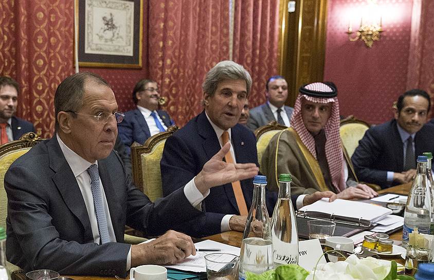 Слева направо: министр иностранных дел России Сергей Лавров, госсекретарь США Джон Керри, министр иностранных дел Саудовской Аравии Адель ибн Ахмед аль-Джубейр