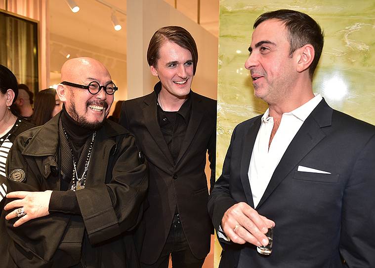 Cлева направо: дизайнер Ли Санг Бонг, дизайнер Гарет Пью, дизайнер одежды (Великобритания) Антонио Берарди Antonio Berardi на церемонии открытия первого в мире корнера Delpozo в новом Boutique no 7 в галерее «Времена года»