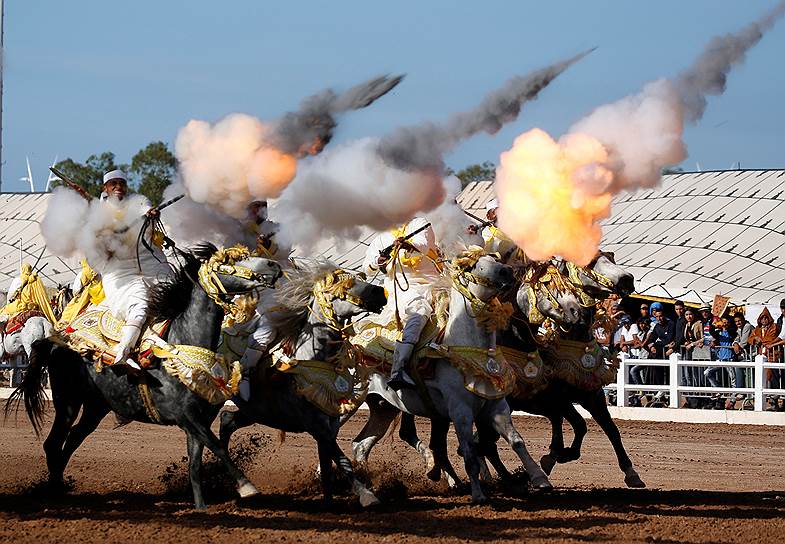 Касабланка, Марокко. Всадники с огнестрельным оружием во время конного шоу