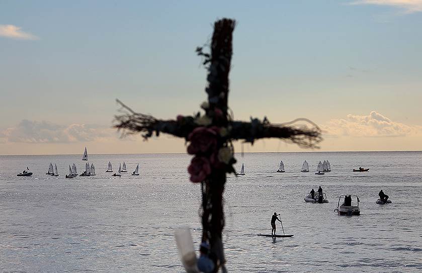 Ницца, Франция. Мемориал жертвам теракта 15 июля на фоне плывущих лодок 