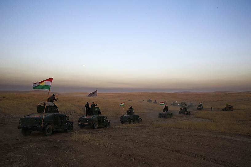 Мосул, Ирак. Колонна военной техники курдской группировки «Пешмерга» движется к городу во время операции против террористов «Исламского государства»