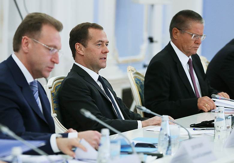 Слева направо: вице-премьер Игорь Шувалов, премьер-министр Дмитрий Медведев и глава Минэкономразвития Алексей Улюкаев