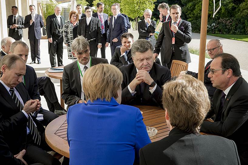 Президент России Владимир Путин (слева), президент Украины Петр Порошенко (в центре) президент Франции Франсуа Олланд (справа) и канцлер Германии Ангела Меркель