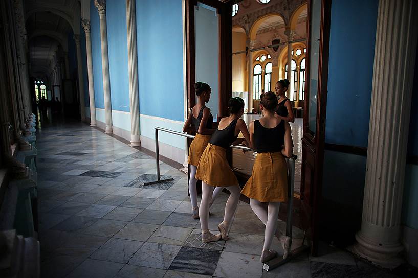 Гавана, Куба. Ученицы Национальной школы балета во время перерыва 