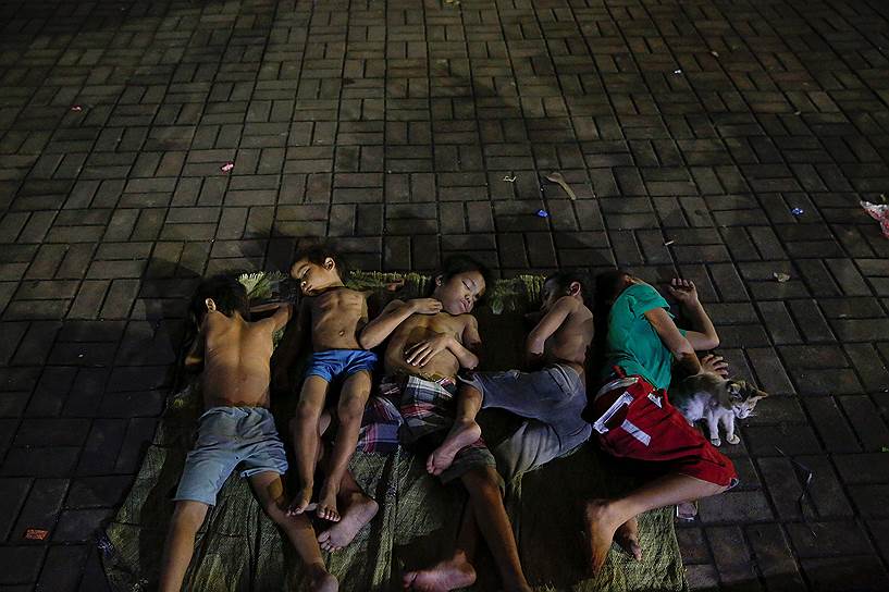 Манила, Филиппины. Дети спят на площади перед церковью после того, как их семьи остались без дома из-за нарковойны
