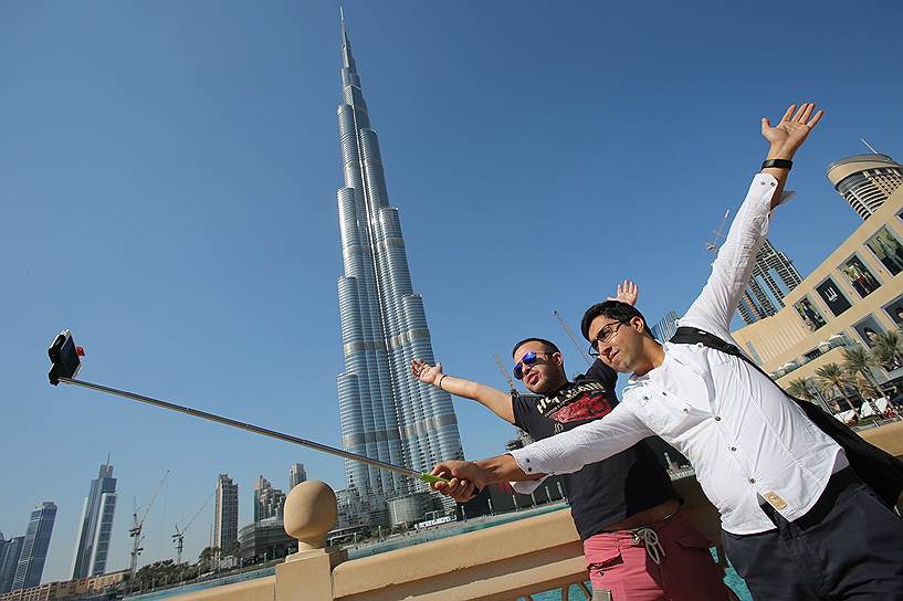 Высочайшим зданием мира является небоскреб «Бурдж-Халифа» в Дубае, открытый 4 сентября 2010 года (строительство началось в 2004 году). Его высота — 828 м. На 163 этажах располагаются рестораны, отель и офисы. Имеет 58 лифтов, разгоняющихся до 10 м/с, 304 гостиничных номера, 900 квартир и 2,9 тыс. парковочных мест. Здание обеспечивает себя электроэнергией благодаря солнечным батареям и 61-метровой турбине, вращаемой ветром