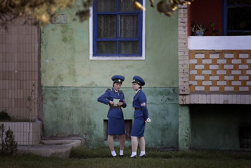 Пхеньян, КНДР. Женщины-полицейские у жилого дома