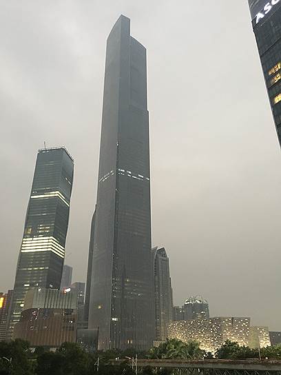 Финансовый центр CTF в Гуанчжоу возвышается на 530 м. В 111-этажном здании располагаются 414 квартир, 273 гостиничных номера (с 80-го этажа до последнего), парковка на 1705 автомобилей. Из 86 лифтов здания два способны подниматься с максимальной скоростью 70—72,4 км/ч, опускаются лифты вдвое медленнее — это самый быстрый лифт в мире