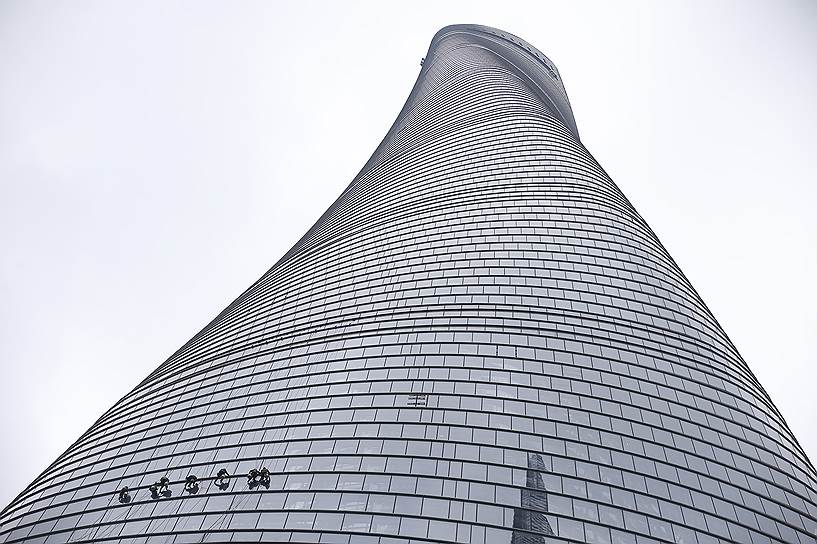 Значительно уступает ему Шанхайская башня в финансовом центре города, открытая 6 сентября 2014 года (начало строительства — 2009 год). Его высота — 632 м. В 128-этажном здании — офисы и 258 гостиничных номеров. Число парковочных мест — почти 1,8 тыс., лифтов — 106 (скорость развивается до 20,6 м/с). По замыслу архитекторов, спиралевидная форма символизирует динамичность развития современного Китая. Фасад и асимметрия здания снижают ветровую нагрузку на 24%. Спиральный парапет собирает дождевую воду, которая используется для отопления и кондиционирования воздуха
