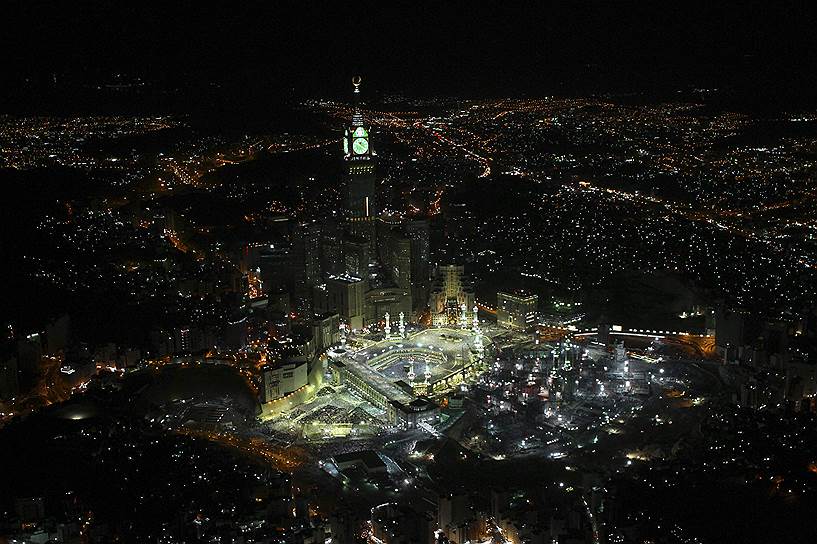 Третье место в списке высоток занимает Королевская часовая башня в Мекке (Саудовская Аравия), входящая в комплекс «Абрадж аль-Бейт». Высота открытого в 2012 году здания — 601 м, число этажей — 120. Благодаря скорости 96 лифтов — 6 м/с — одновременно здания комплекса могут покинуть 75 тыс. человек. Часы с надписями из Корана на фасаде башни являются самыми крупными в мире. Подсвечиваясь в вечернее время, они окрашивают ее в зеленый и белый цвета. Шпиль увенчан 35-тонным золотым полумесяцем