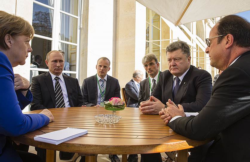Канцлер Германии Ангела Меркель (слева), президент России Владимир Путин (второй слева), президент Украины Петр Порошенко и президент Франции Франсуа Олланд (справа)