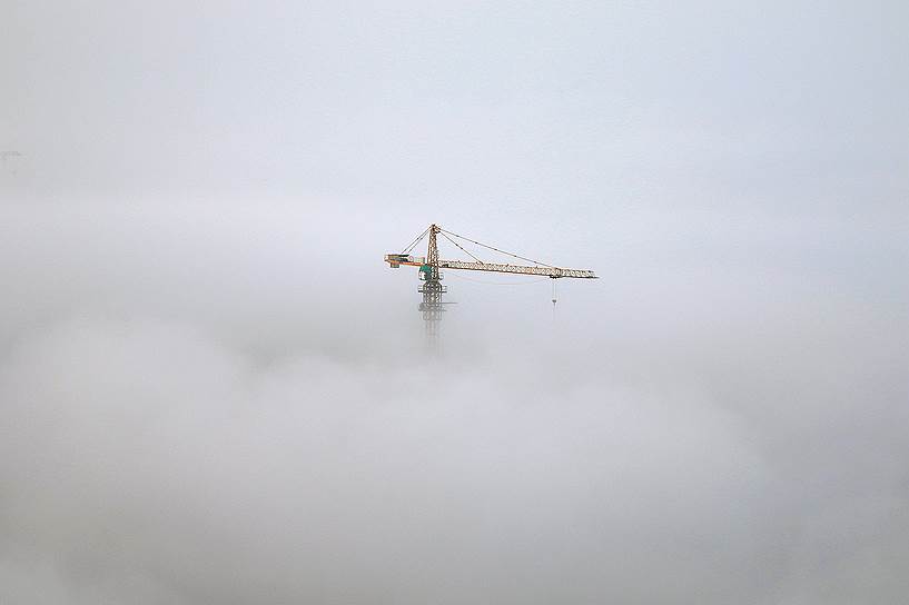 Яньтай, Китай. Строительный кран в тумане