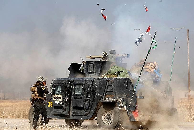 Мосул, Ирак. Военные ведут обстрел позиций боевиков «Исламского государства»