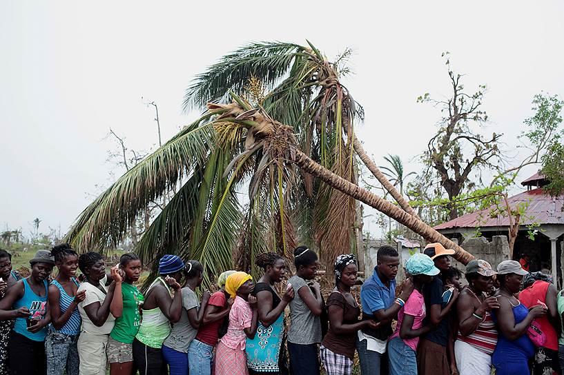 Торбеш, Гаити. Местные жители, пострадавше от урагана Мэттью, в очереди за гуманитарной помощью