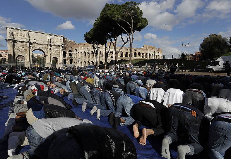 Рим, Италия. Мусульмане собрались у Колизея, чтобы помолиться и провести демонстрацию против закрытия мест для совершения обряда в городе