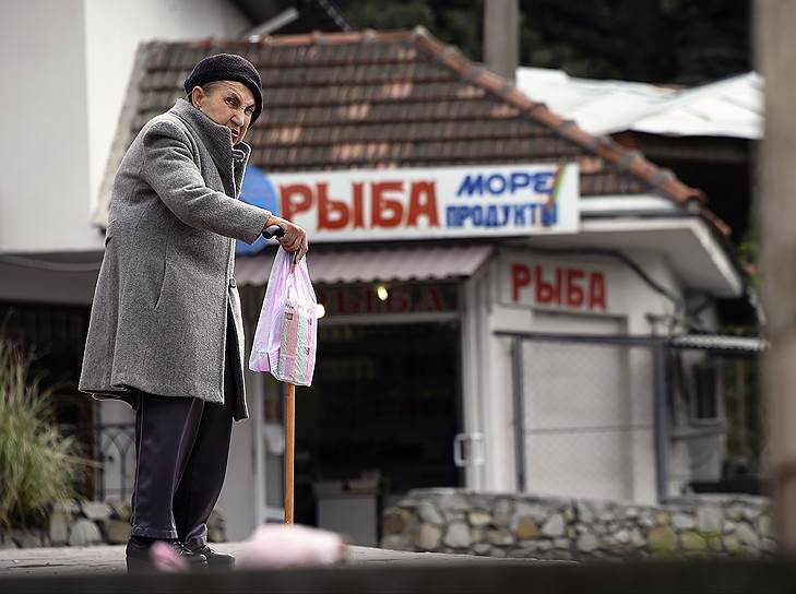 Ялта, Россия. Пожилая женщина у магазина морепродуктов 