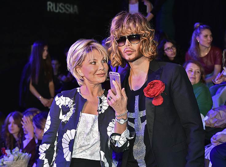 Телеведущая Татьяна Веденеева и стилист Сергей Зверев во время недели моды Mercedes-Benz Fashion Week Russia