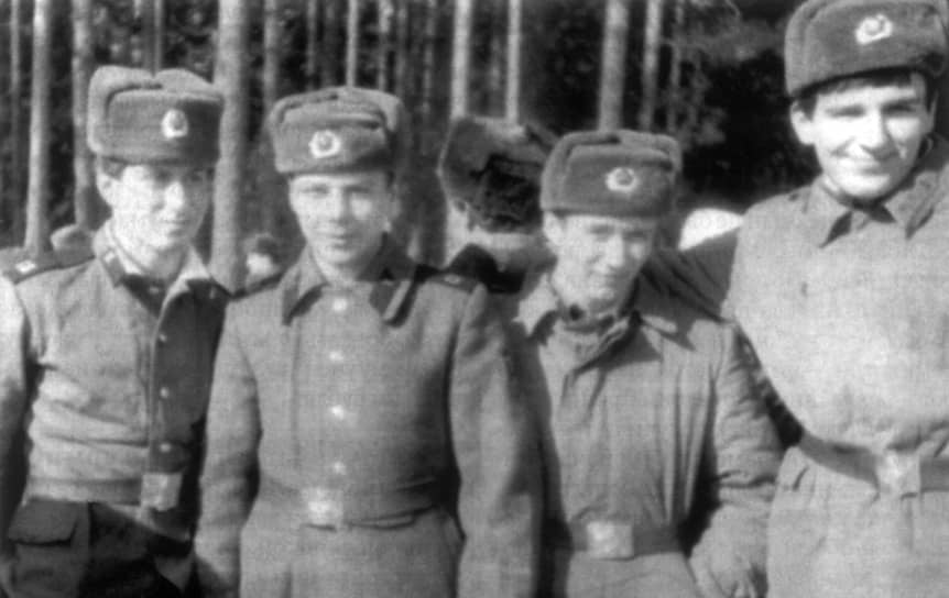 После окончания школы Роман Абрамович служил в артиллерийских частях во Владимирской области&lt;br>На фото: Роман Абрамович (слева) с сослуживцами