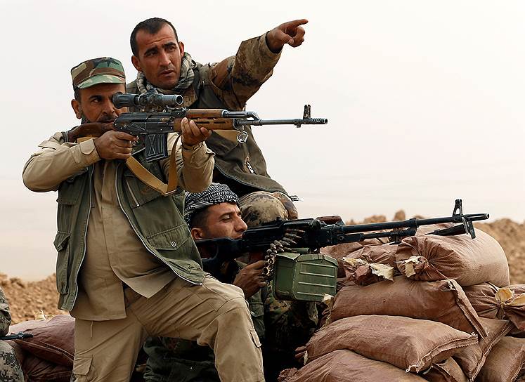 Мосул, Ирак. Курдские военные из подразделения Пешмерга во время боя с террористами 