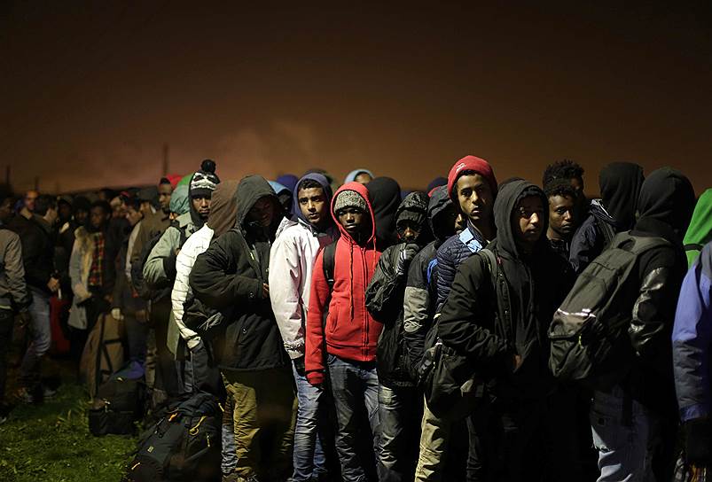 Кале, Франция. Мигранты во время выселения из лагеря под названием «Джунгли»