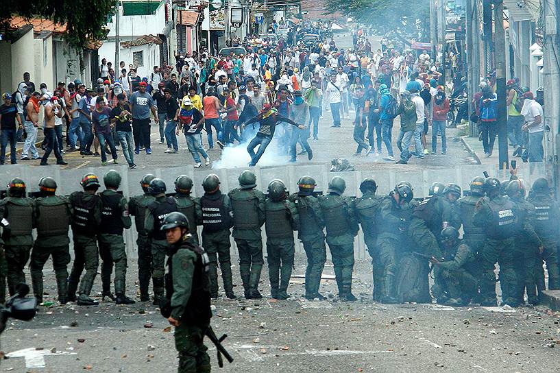 Сан-Кристобаль, Венесуэла. Местные жители вышли на улицы с требованием объявить импичмент президенту страны Николасу Мадуро