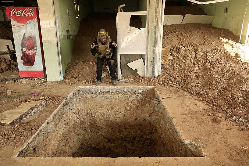 Базвая, Ирак. Солдат смотрит на вход в тоннель, который использовали боевики «Исламского государства», чтобы бежать из города