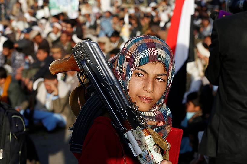 Сана, Йемен. Девушка с винтовкой на встрече повстанцев