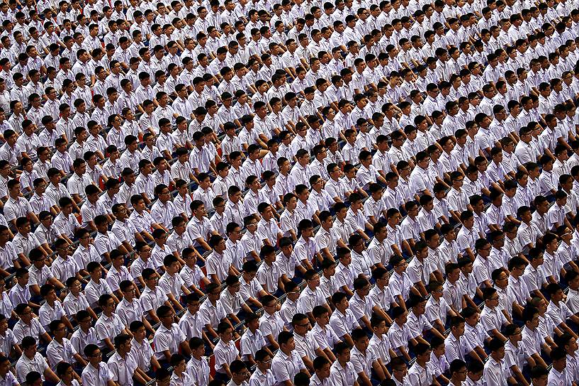 Бангкок, Таиланд. 1250 студентов готовятся собрать изображение умершего короля Пхумипона Адульядета