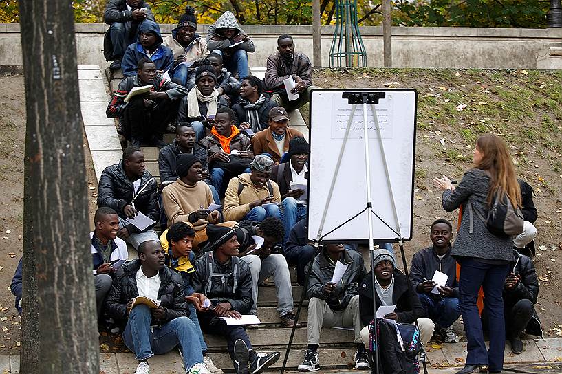 Париж, Франция. Мигранты во время изучения французского языка