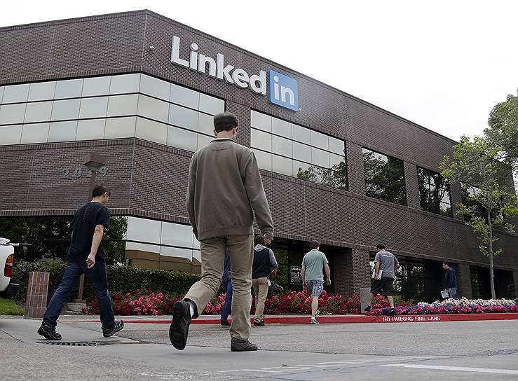 28 октября. LinkedIn может стать первой из числа мировых интернет-компаний жертвой закона «О персональных данных». Как стало известно «Ъ», Роскомнадзор требует ограничить доступ к сайту крупнейшей в мире деловой социальной сети
