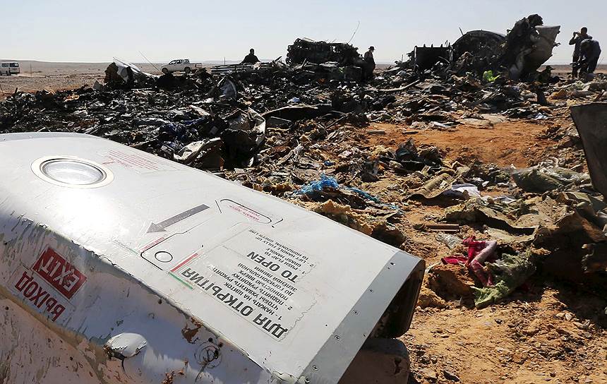 Агентство Reuters сообщало, что бомбу на борт самолета пронес механик компании EgyptAir, двоюродный брат которого, по данным СМИ, за год до этого примкнул к ИГ в Сирии. Сообщалось также, что механик, два сотрудника полиции и грузчик из багажной зоны после взрыва были задержаны. При этом в предварительном докладе о причинах крушения, опубликованном в конце 2015 года, египетские власти отрицали, что случившееся — террористический акт