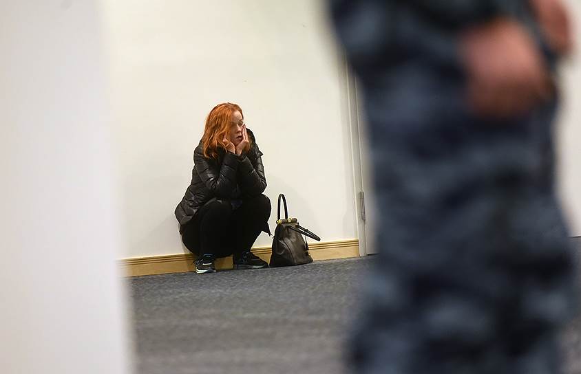 Родственники пассажиров разбившегося самолета Airbus 321 компании «Когалымавиа» в петербургском аэропорту Пулково, куда должен был прибыть рейс