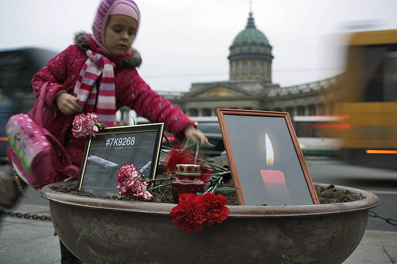 1 ноября в России объявили днем траура. В Петербурге траур продлился три дня&lt;br> На фото: ребенок возлагает цветы в память о погибших в центре Санкт-Петербурга
