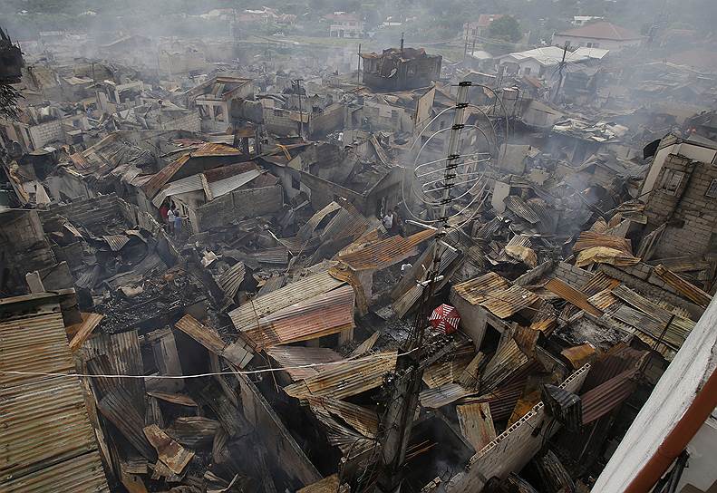 Манила, Филиппины. Один из районов города после пожара. По официальным данным, 800 домов были сожжены, около тысячи семей остались без жилья