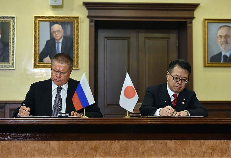 Министр экономического развития России Алексей Улюкаев (слева) и министр торговли, экономики и промышленности Японии Хиросигэ Сэко