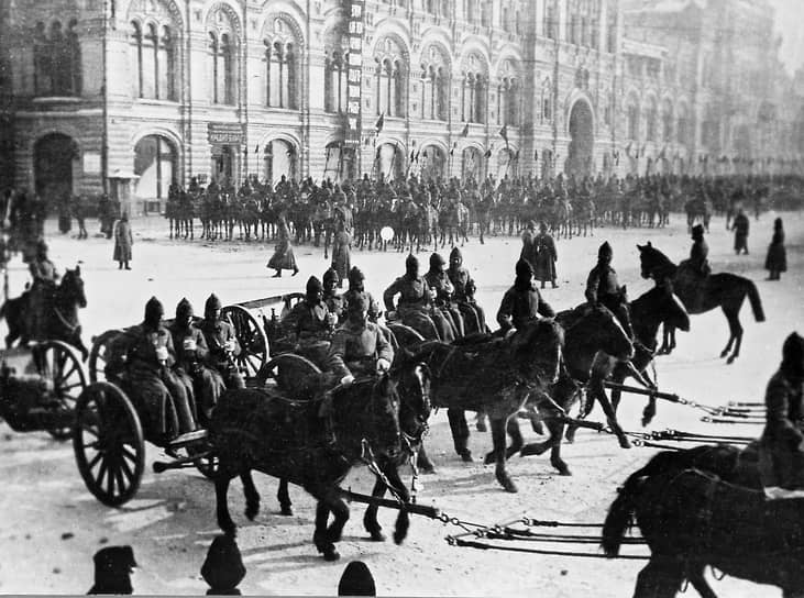 В москве 7 ноября 1941 состоялось мероприятие. Парад 7 ноября 1929. Первомайский парад 1923 года.. Светский парад в Москве картины. Млсквп кремлюпарад 7 ноября к Ворощилов.