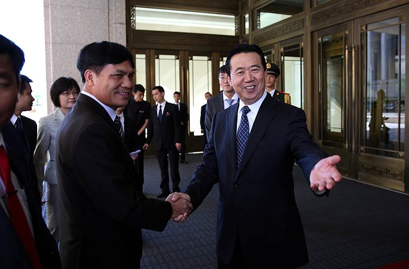 Заместитель министра по общественной безопасности Китая Мэн Хунвэй (справа)