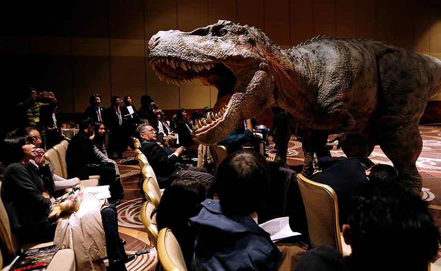 Токио, Япония. Презентация робота TRX03 компании On-Art Corp, выполненного в форме динозавра