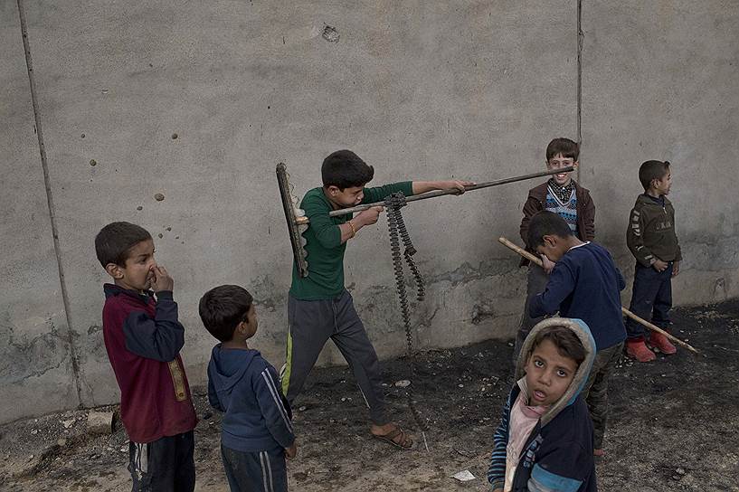 Кайяра, Ирак. Дети, играющие в зоне военных действий против «Исламского государства» в районе Мосула