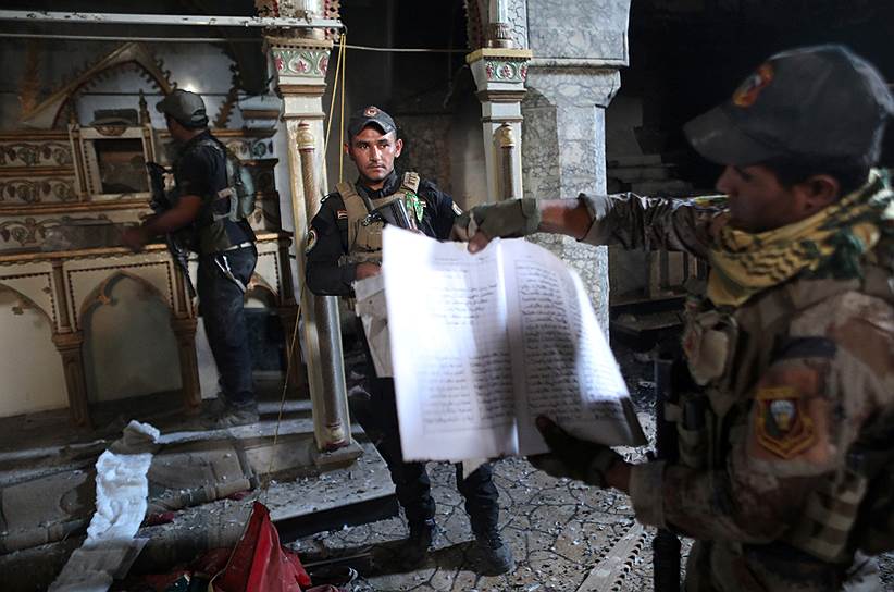 Барталла. Военные показывают книгу, найденную в разрушенном храме