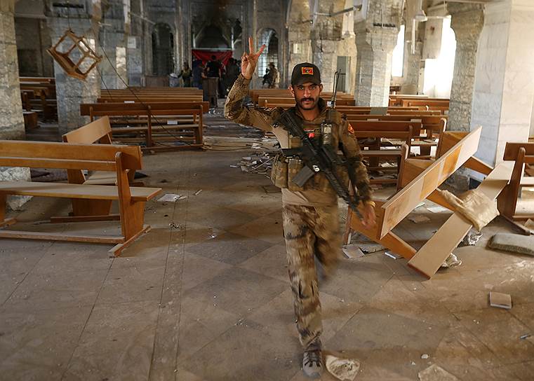 Барталла. Иракский военный в одном из храмов после освобождения города от террористов 