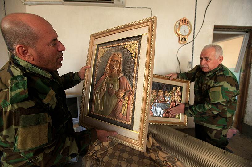 Каракош. Иракские военные осматривают дом христианина 