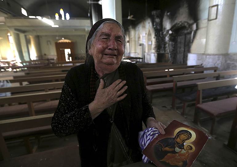 Деревня Кирамлис. Христианка плачет после того, как увидела разрушения в храме Св. Фадея