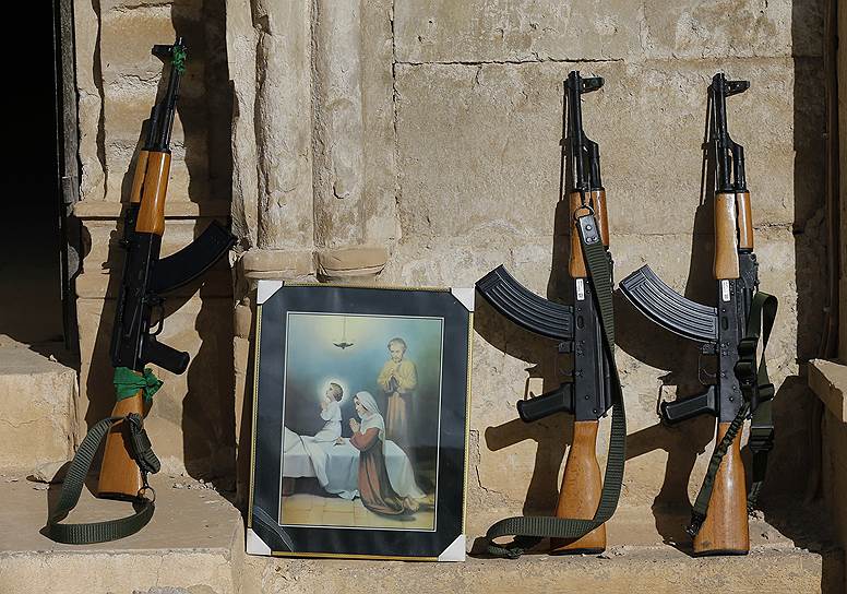 Деревня Кирамлис. Автоматы иракских военных и икона с изображением Девы Марии и Иисуса Христа у храма Св. Фадея