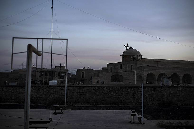 Каракош. Крест, упавший с купола храма после обстрелов боевиками «Исламского государства» 