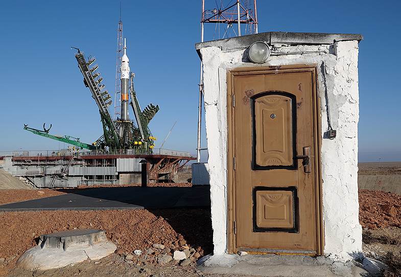 Байконур, Казахстан. Служебное помещение на фоне готовящейся к запуску на МКС ракеты «Союз МС-03»