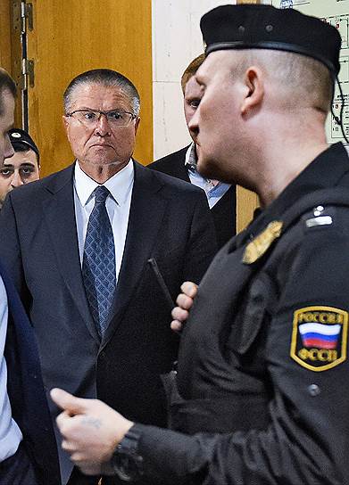 В Басманном суде согласились с СКР и назначили Алексею Улюкаеву меру пресечения в виде домашнего ареста